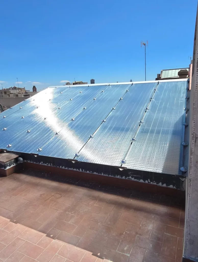 Cubierta inclinada acristalada en azotea con vidrio estructural